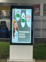 Totem Extérieur Numérique Imperméable de 55 65 75 Pouces 3500 Nits, Écran LCD Publicitaire sur Pied pour Affichage Dynamique