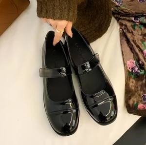 Zapatos Mary Jane de Cuero Negro Brillante Estilo 2026 para Mujer - Retro con Parches y Hebilla Metálica, Casuales y Elegantes, Estilo Universitario - Product Image 4