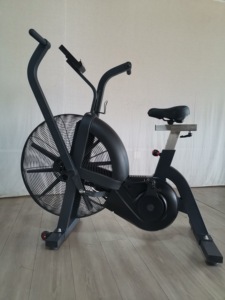 Nouveau design Vélo d'entraînement commercial intelligent Rouge pour <span class=keywords><strong>Assault</strong></span> Vent, équipement de cardio-training de salle de sport avec ventilateur de spinning et structure en acier - Product Image 5