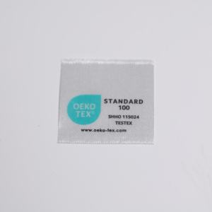 Étiquette en tissu satiné imprimée personnalisée avec logo de marque et informations complètes sur les tailles pour les chemises - Product Image 3