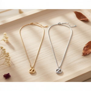 Collar con colgante de letra Z, cadena de serpiente minimalista en oro y plata, unisex, para uso diario. - Product Image 5