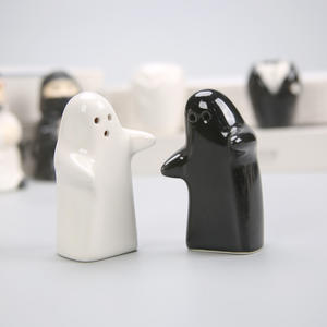 Juego de Salero y Pimentero de Cerámica con Diseño Moderno y Divertido de Fantasmas Abrazándose en Blanco y Negro - Product Image 3