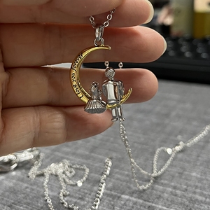 Collier à breloques en PVD or sur le thème de la famille 2mm chaîne Rolo en acier inoxydable gravé en 3D papa et fille assise sur la lune collier pendentif - Product Image 6