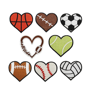 Parches Termoadhesivos Bordados Ecológicos con Forma de Corazón para Gorras de Baloncesto, Fútbol, Voleibol y Béisbol - Product Image 1
