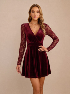 Nouvelle robe en velours rouge vin avec patchwork en dentelle, col en V et design cintré à la taille pour une jupe courte élégante - Product Image 2