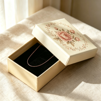 Boîte à bijoux vintage en cuir PU vert, logo personnalisé en feuille d'or, boîte cadeau rigide pour bagues, colliers, bracelets