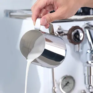Benutzer definierte Barista Logo Metall 350 ml 700 ml Kaffee milch Dampf schäumer Tasse Latte Art Krug Edelstahl Milch krug mit Maß