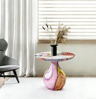 Table à café et à dîner de designer élégante et personnalisée, peinte à la main, pour une ambiance festive, avec des détails artistiques soignés, pour le mobilier de salon