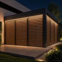 Pergola bioclimatique motorisée de luxe en aluminium à lames orientables, avec volets latéraux effet bois, résistante aux intempéries, pour jardin et patio de villa