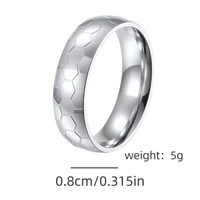 Cincin Pernikahan besi tahan karat netral 8mm desain sepak bola sarang lebah perak untuk perayaan pesta ulang tahun perhiasan modis