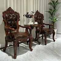 Fauteuil à dossier sculpté en bois massif de style européen avec accoudoirs, recouvert de cuir pleine fleur