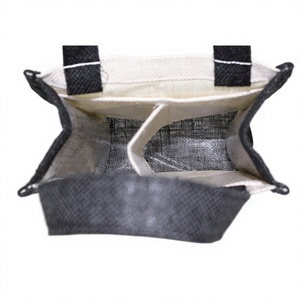 Sac à vin en jute personnalisé avec logo imprimé, compartiment intérieur pour deux bouteilles, laminé PP, noir et blanc, avec poignée et motif lettres - Product Image 4