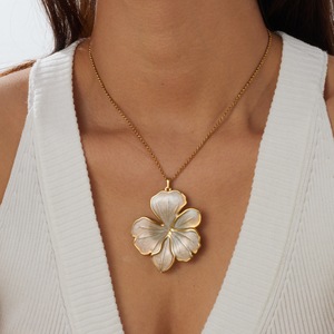 Collier Pendentif Fleur en Émail Marbré Grand Format en Acier Inoxydable Plaqué Or 18K PVD, Étanche et Inaltérable, Bijou Floral de Luxe pour Femme - Product Image 1