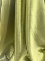 Tissu satiné en polyester vert olive texturé avec détails plissés fins pour robes et jupes de soirée élégantes