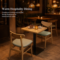 Table en bois moderne et durable pour restaurant commercial avec 4 chaises et banquette, facile à nettoyer pour café et salon de thé