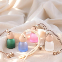 Vente chaude en gros givré coloré Mini 10ml vide rond voiture aromathérapie diffuseur bouteille en verre avec corde suspendue
