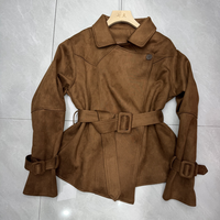 Veste en Faux Daim Premium avec Ceinture pour Femmes, Coupe Asymétrique, Boutons, Vêtement d'Extérieur Court en Marron Camel