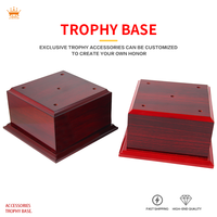 En stock Accessoires de trophée Socle en bois rouge pour trophées de compétition sportive