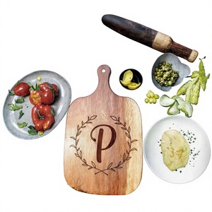 เขียงไม้สลักลายตัวอักษร P พร้อมห่วงจับรูปพวงหรีด  แบบสั่งทำพิเศษ - Product Image 2