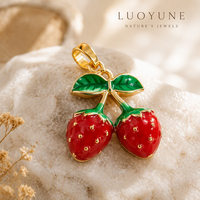 LUOYUNE Pendentifs fraise en émail rouge mignons, plaqués or 18 carats, avec zircon pavé, breloques fruitées délicates, bijoux d'été, cadeau pour femmes et filles