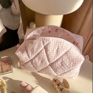 Trousse de Maquillage Géométrique en Coton Matelassé Personnalisée Grande Capacité Sac de Voyage Organisateur de Maquillage avec Poignée Souple et Fermeture Éclair pour Rangement de Produits de Beauté - Product Image 4