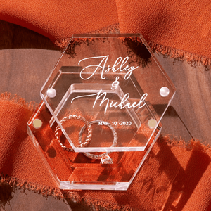 Boîte magnétique pour bagues de mariage avec couvercle en acrylique Boîte hexagonale transparente pour porteurs de bagues de mariage Boîte à bagues personnalisée et personnalisée - Product Image 3