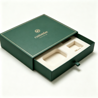 Boîte cadeau coulissante vert forêt avec logo personnalisé, logo hexagonal doré, insert en velours, triple compartiment, emballage à ruban