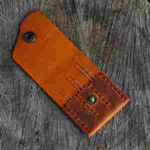 Étui à couture miniature en cuir véritable fait main avec fermeture à bouton, pochette de protection pour aiguilles durable et portable, cadeau promotionnel - Product Image 1