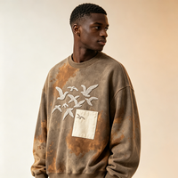 Sweat-shirt col rond tie-dye marron avec broderie chenille oiseau, détail poche plaquée, coupe oversize en polaire, style streetwear