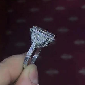 Anello da Donna F1182 in Oro Bianco con Diamante Taglio Radiant, Anello di Fidanzamento con Diamante Naturale Colore D e Pietre Laterali - Product Image 5