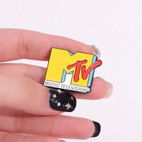En gros : Épingles TV en métal, Cadeaux souvenirs, Épingles émaillées MTV, Accessoires métalliques à lettres colorées, Épingles de col pour vêtements, Badges