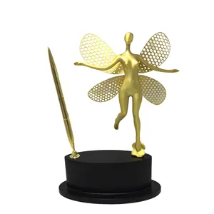 Fábrica Custom Trophy Figura Pequena Borboleta De Metal e Design Humano Troféu com Base De Cristal para Lembranças e Presente De Promoção