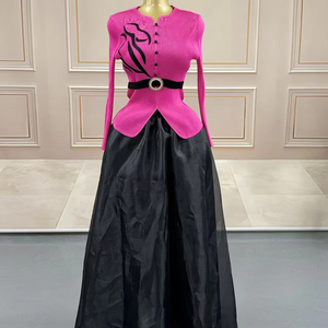 Elegante Completo a Due Pezzi Plissettato: Top <span class=keywords><strong>Fucsia</strong></span> con Motivo Nero e Gonna Lunga in Organza Nera - Product Image 1