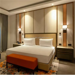 เตียงแพลตฟอร์มหุ้มเบาะโครงไม้ MDF ราคาถูกจากโรงงาน พร้อมชุดเครื่องนอน สำหรับเฟอร์นิเจอร์ห้องนอนโรงแรมธุรกิจระดับ 3 ดาว - Product Image 1
