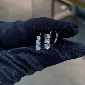 Pendientes de Aro Ruizuan de Moissanita al por Mayor, Joyería a Granel, Pendientes Minimalistas de Plata Esterlina, Diseño Moderno y de Moda, Rodio - Product Image 2