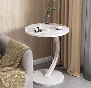 طاولة قهوة دائرية بقاعدة دعم على شكل قوس يمكن وضعها أسفل الأريكة. - Product Image 4