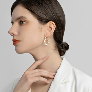 Boucles d'oreilles à tige enduites de couleur laiton avec cerceaux en forme de coeur Affection sans fin Accessoires de bijoux de tous les jours - Product Image 1