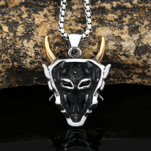 Yunnique – collier en acier titane pour hommes, masque à cornes dorées, pendentif en acier inoxydable, chaîne de pull, design rétro fantôme - Product Image 3