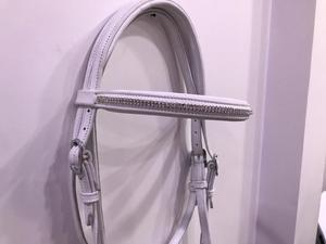 บังเหียนม้าสีขาวแบบดีลักซ์ พร้อมประดับคริสตัลที่สายรัดจมูกและสายคาดหน้า มีหลายสีและหลายขนาด - Product Image 2