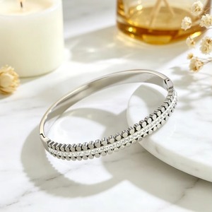Bracelet manchette élégant à double rangée de cristaux larges de 8 mm en acier inoxydable plaqué or inaltérable pour femmes et jeunes filles, idéal pour le quotidien ou comme cadeau - Product Image 3