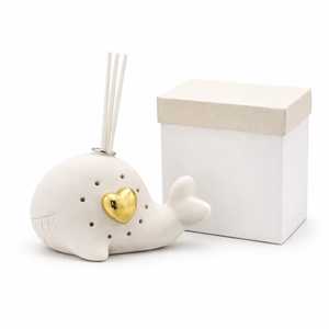 Set Diffusore di Fragranze in Ceramica a Forma di Balena con Cuore Dorato e Bastoncini 11x10x7 per Profumare la Casa - Product Image 1
