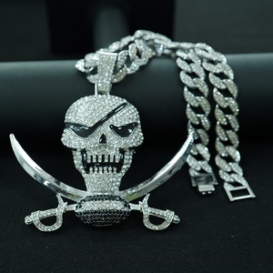 Collar de hombre chapado en oro con colgante pirata grande, estilo punk exagerado y dominante, ideal para Halloween. - Product Image 2