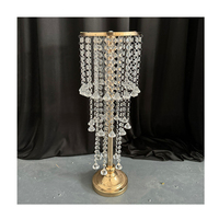 Pièce maîtresse de lustre en acrylique de hauteur de 4 pieds centre de table de bougie en métal doré à cadre hexagonal pour table de mariage
