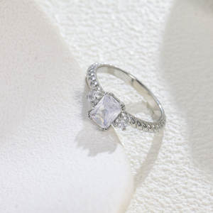 Pendientes de Aro con Diseño de Trébol de Diamantes y Baño de Oro - Diseño con Incrustaciones de Diamantes, Elegantes y Versátiles para Eventos Casuales - Product Image 4