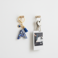 Porte-clés en résine bleue œil de diable avec pompon pour femmes, légers et créatifs, 26 lettres initiales anglaises, cadeaux d'affaires en gros