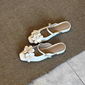 Nouvelles sandales plates à fleurs pour femmes, style coréen, version en peau de mouton, rétro, à bride cheville et boucle - Product Image 4