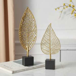 Par de hojas de filigrana de oro; Escultura de hoja de esqueleto de metal; Acento de mesa moderno; disponible a precios al por mayor. - Product Image 1