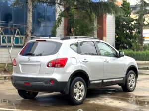 Léger et agile, <span class=keywords><strong>Qashqai</strong></span> <span class=keywords><strong>2011</strong></span>, 1.6L, manuel, <span class=keywords><strong>2</strong></span> roues motrices, conduite à gauche, jantes R16, intérieur en tissu foncé, espace surprenant, SUV urbain parfait pour les budgets serrés - Product Image 4