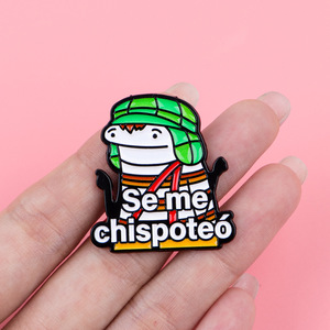 Divertido Broche de Esmalte de Cocodrilo con Humor Español, Novedoso y Lindo, con Diseño de Meme 'Se Me Chispoteo', con Sombrero Verde y Bufanda Roja - Product Image 3