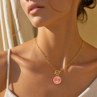 Collier pendentif zodiaque personnalisé avec médaillon émaillé signe astrologique sur chaîne trombone pour un style superposé